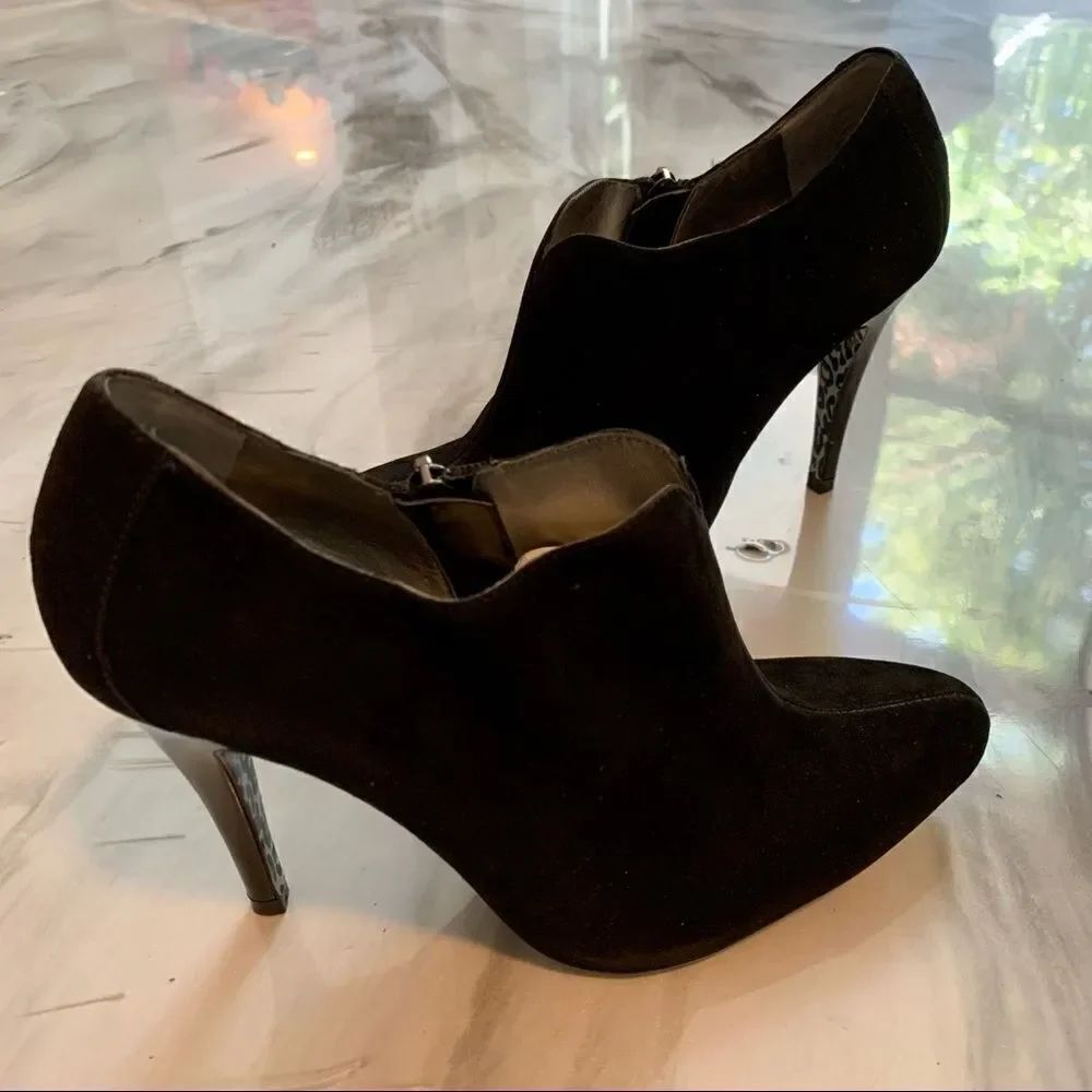 New CHARLES DAVID Black Suede Metallic Animal Print Sole Stiletto Booties 8
